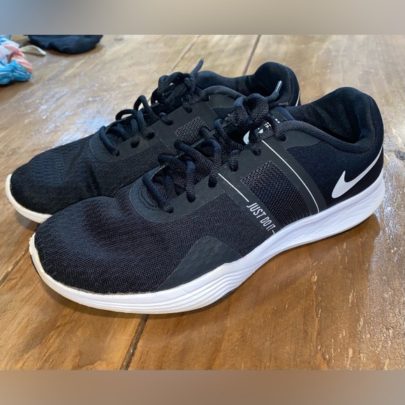 Nikes size 7.5 - Picture 1 of 2